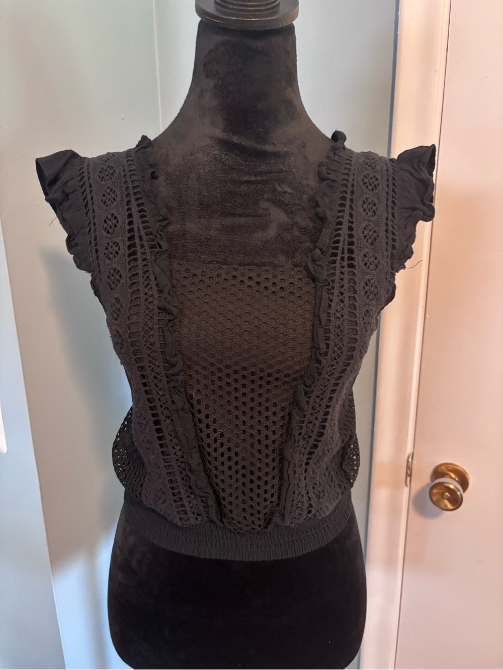 Aborable Black Crochet Knit Sleeveless Cropped Tank Smocked